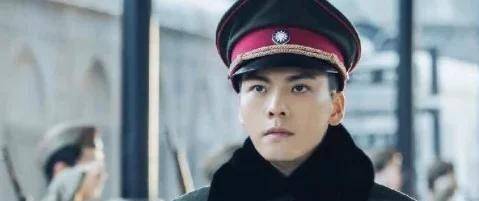 原创看了杨洋李现陈伟霆嘉伦的军装照后谁会让你产生一种心动的感觉呢