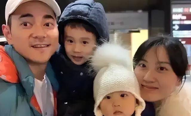 原创曝42岁李晨上海遛娃推简易婴儿车太低调女儿五官清秀超像爸