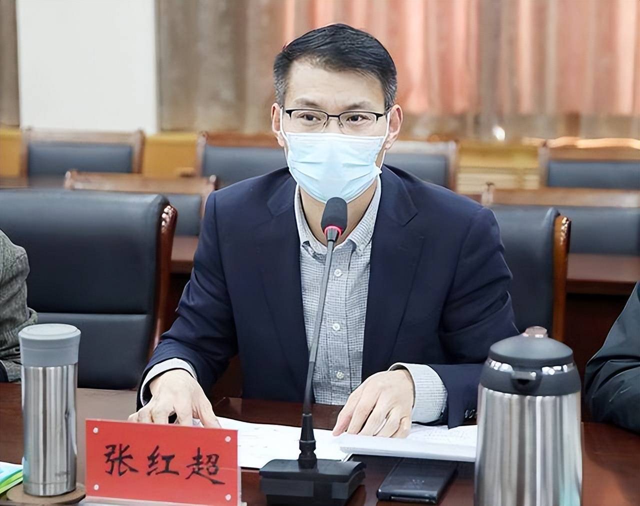 河南兄弟开3万多家奶茶店,如今坐拥560亿,两个人一