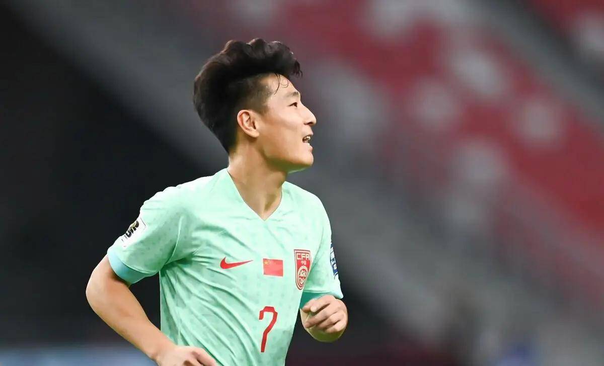 作为东亚的本土射手,武磊是以足球智能见长的球员,他不是像c罗那样有