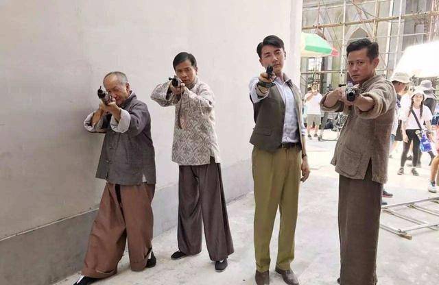 汤俊明毕业于1993年的第六期艺员训练班,同届的有傅明宪,蔡子健