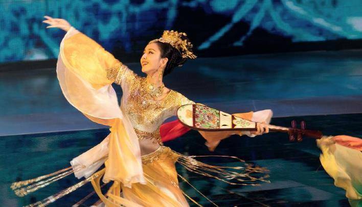 原创佟丽娅抹身材高时尚长裙亮相一双长腿又白又细风太大不停拽裙子