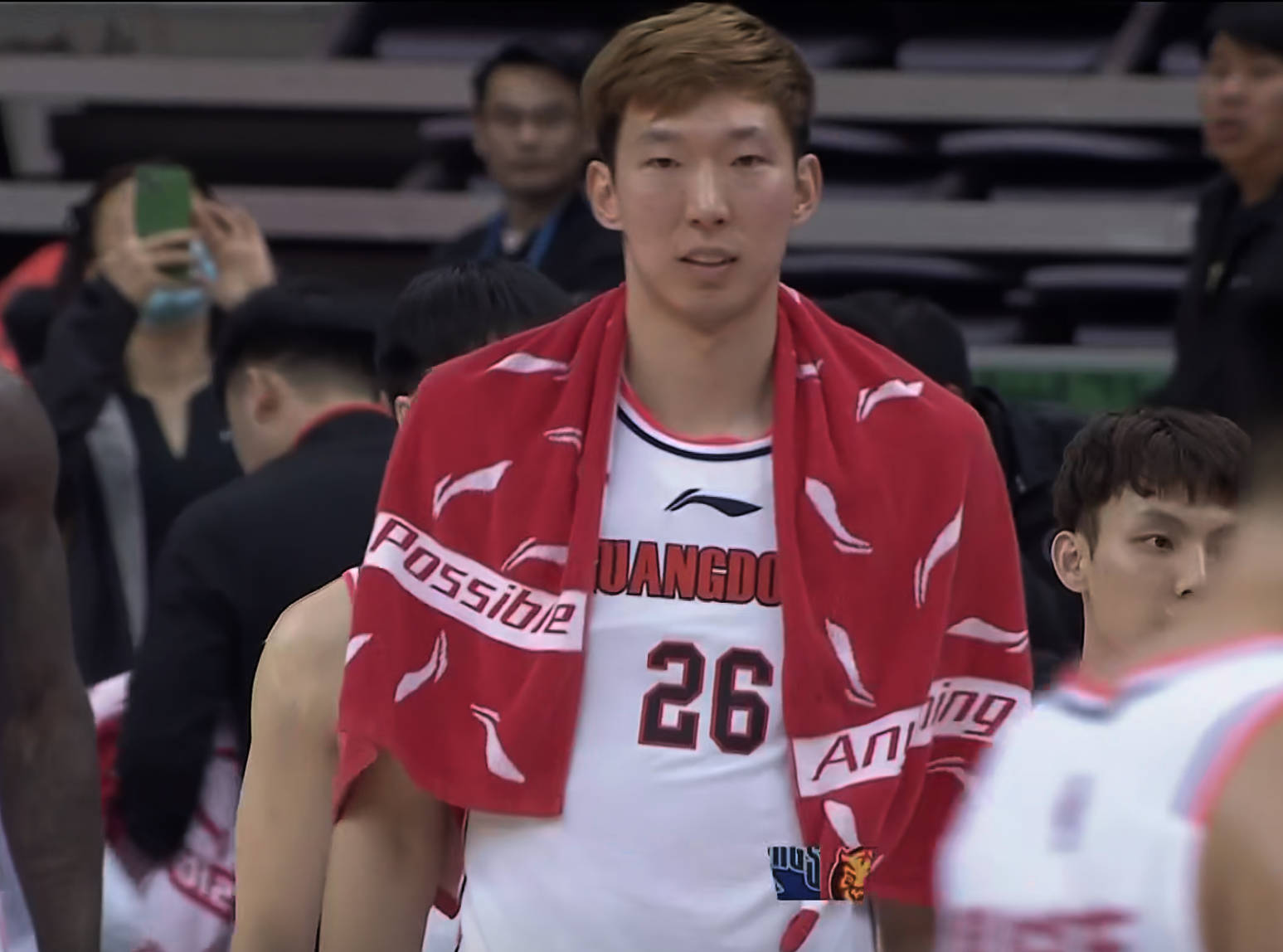 张明池在场上展现出了灵活多变的进攻能力和出色的篮球智慧,而徐昕