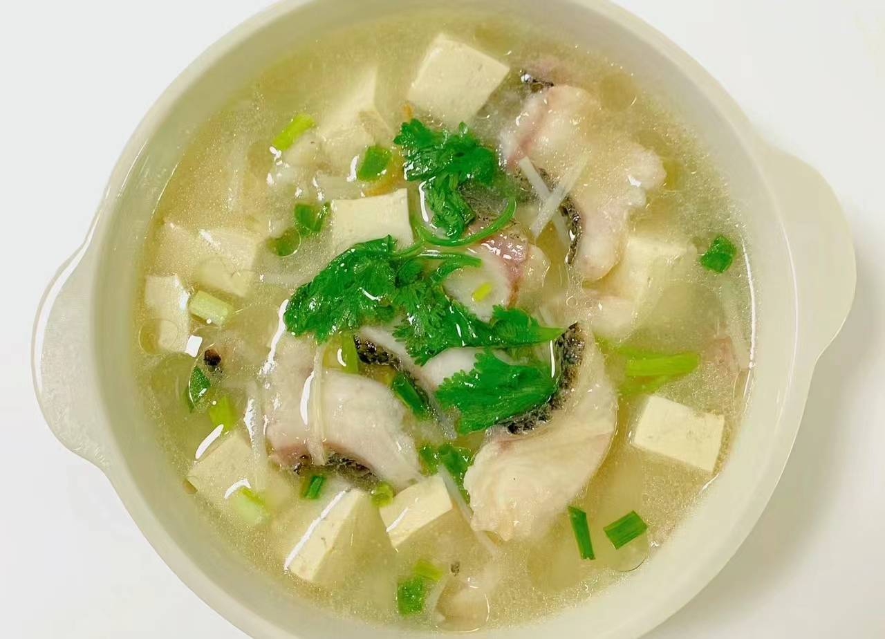 一,鱼片汤食材:黑鱼,豆腐,金针菇,姜片,葱花,香菜做法:1,准备黑鱼