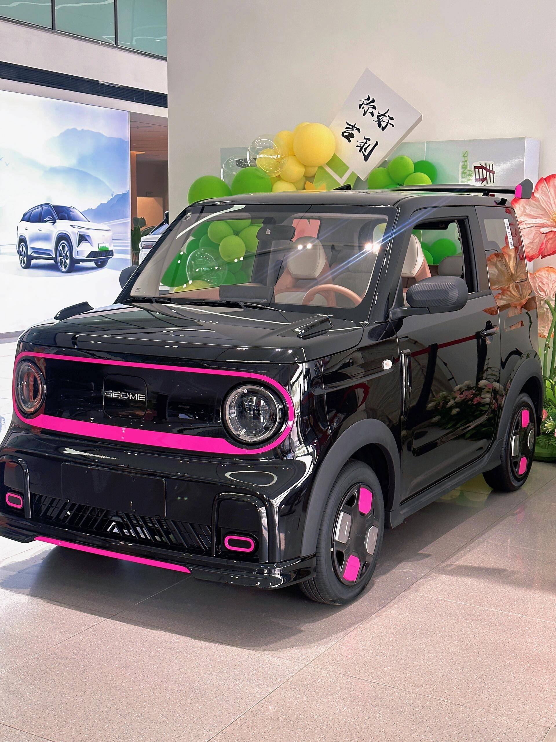 熊猫mini实车到店,增黑粉配色,搭运动套件 原厂大尾翼