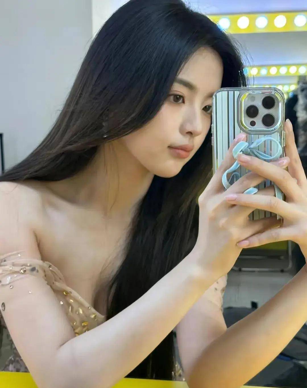 杨超越穿金色马纱裙超靓丽肤白貌美大长腿太性感撩人