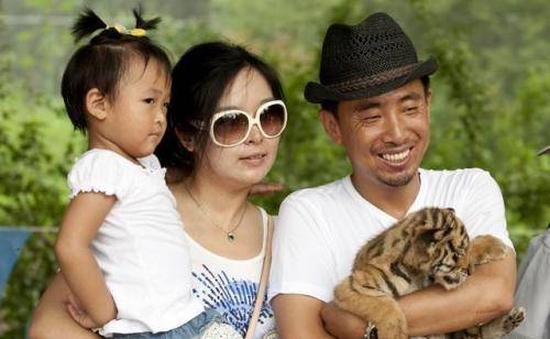 原创著名演员范雷事业成功之后与网恋妻子相濡以沫20年