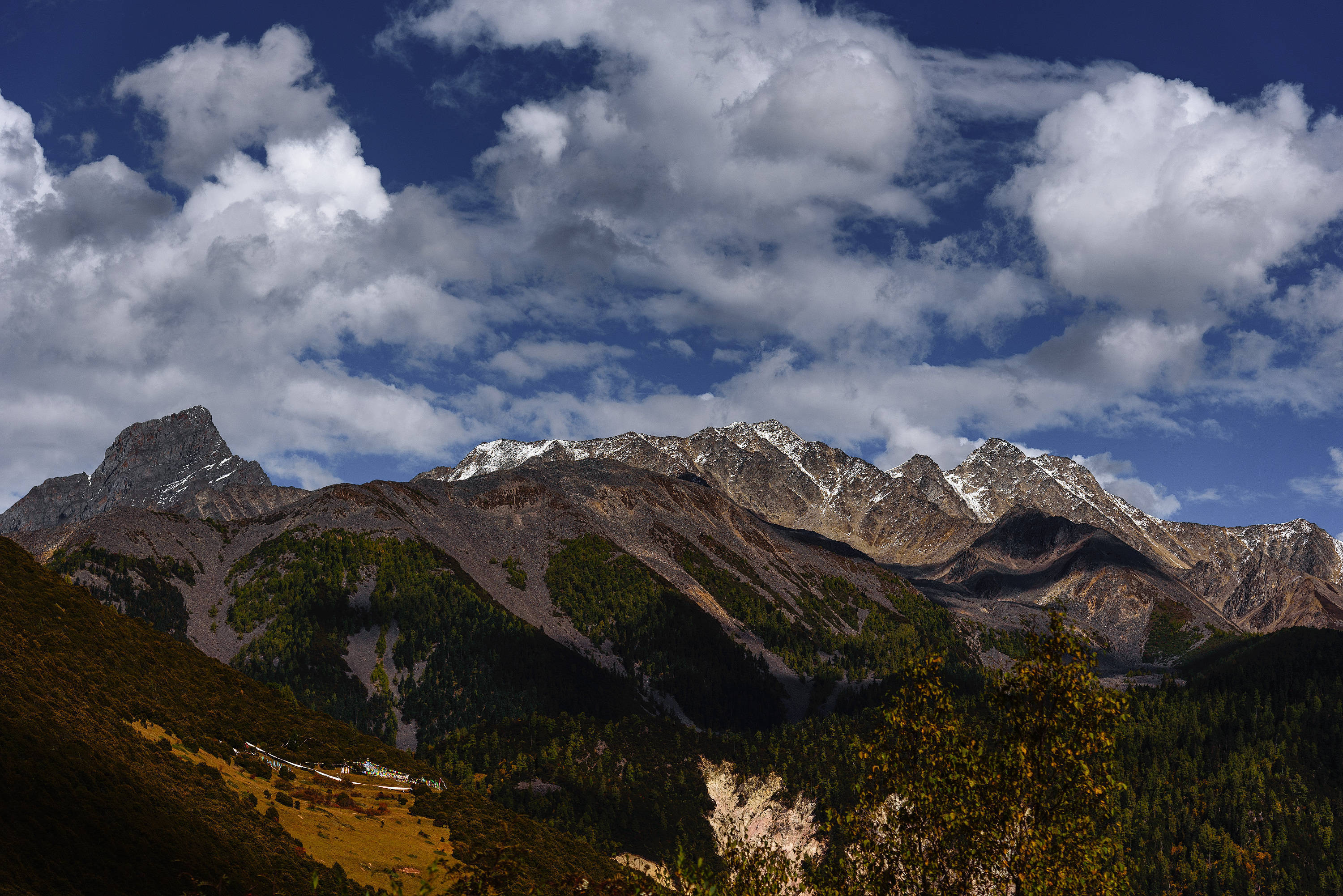 在亚拉神山的周围,分布着大小数条沟壑,风光秀丽,山里有很多的温泉,绝