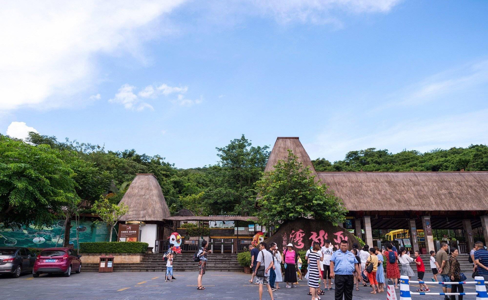 亚龙湾热带天堂森林公园位于三亚市东南25公里处.