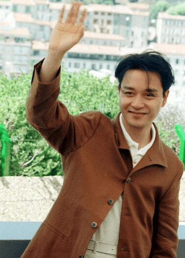 唐鹤德纪念张国荣逝世21周年追思永恒偶像引发关注