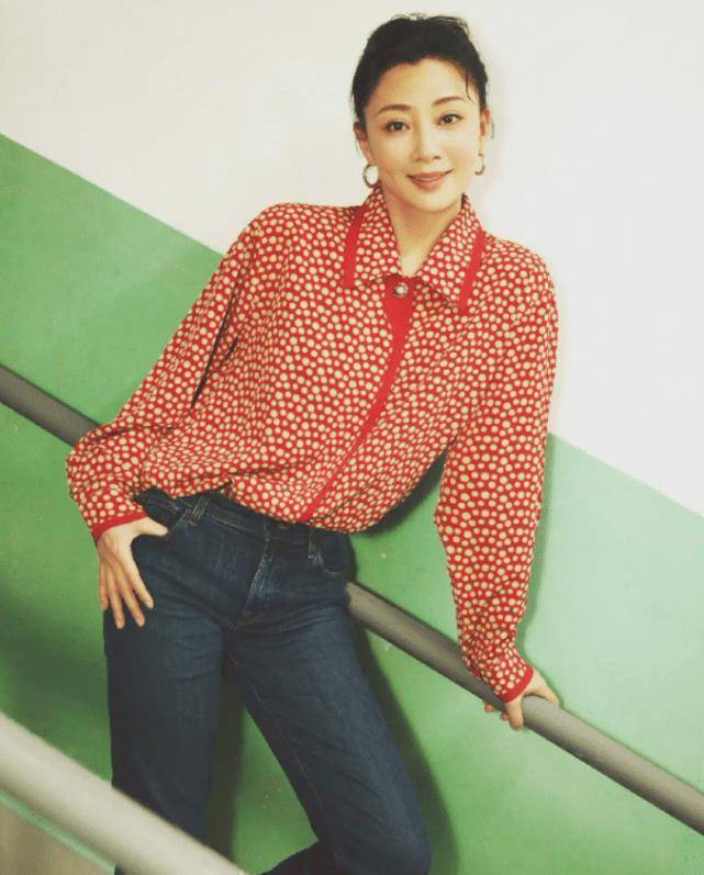 42岁殷桃品味独特穿90年代衬衫配喇叭裤女神范十足