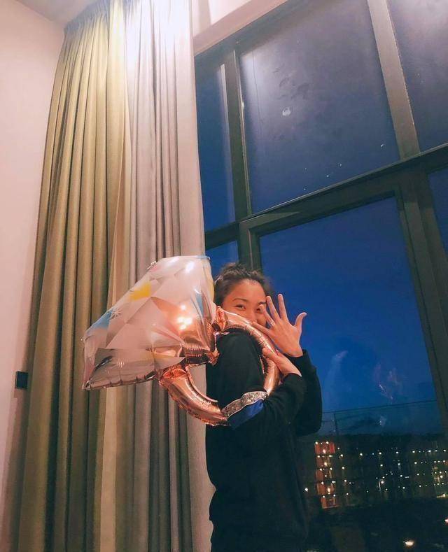 tvb星二代姜丽文晒照巨型求婚戒抢镜头不要钻石捐钱做善事