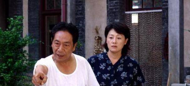 原创原创75岁王奎荣近照身体硬朗精神十足38岁老婆为他生下2胎