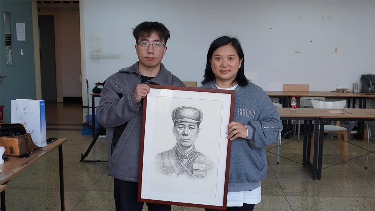 浙商大学子手绘烈士画像,只为烈属再见一面