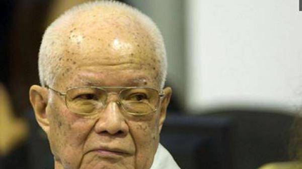 为了和流亡在外的西哈努克亲王联合,波尔布特辞去职务,由乔森潘出任