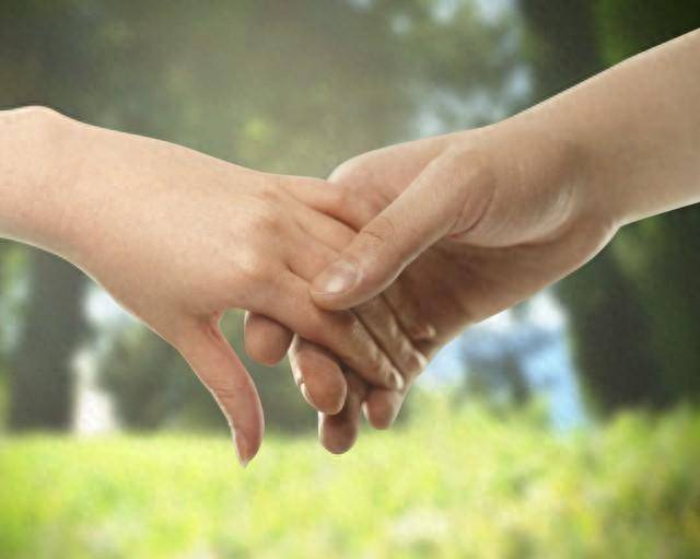 女人最喜欢男人"触摸"这三个地方,男人们好好学习!_动作_感情_手臂