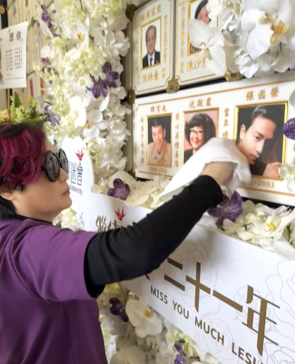 原创陈淑芬母子携500歌迷往宝福山拜祭张国荣供上哥哥生前最爱食物