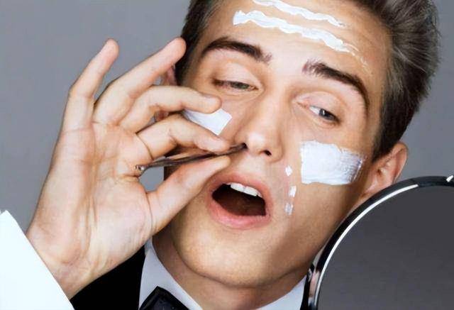 鼻毛往外窜的男人,这一现象确实与雄性激素分泌旺盛有着密切的关系.