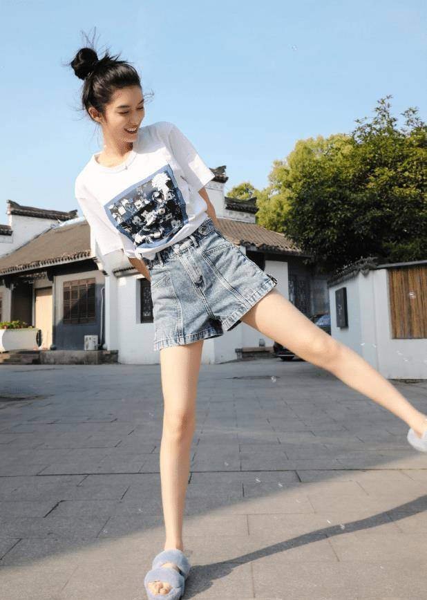 傅菁上班照释出,印花衬衫搭配破洞裤,尽显活力青春