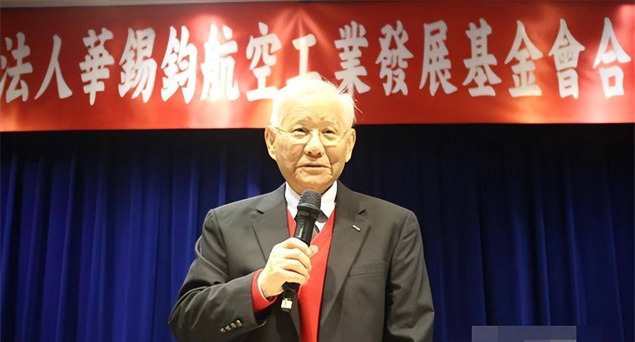 1959年美国新款间谍飞机趁夜迫降在山区机场飞行员却是中国人