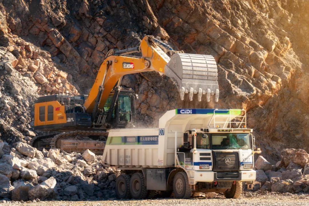 《侏罗纪公园》中,一众科学家进入公园参观时乘坐的就是无人驾驶汽车