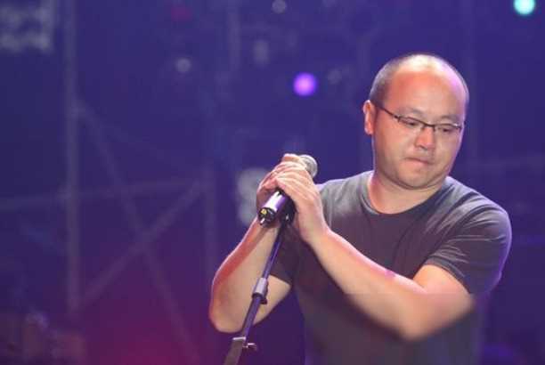 54岁窦唯现身灵隐寺秃顶斑驳惹人注目