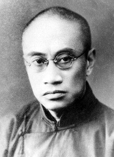 的时候经过别人介绍相互认识,这个女人是朋友伍伯庸妻子的妹妹黄靖贤