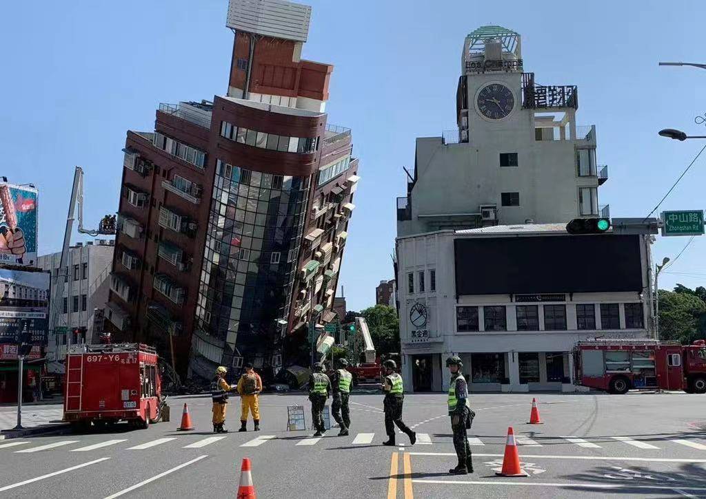 台湾花莲县海域发生73级地震,众星祈福,大楼倒塌主播求救