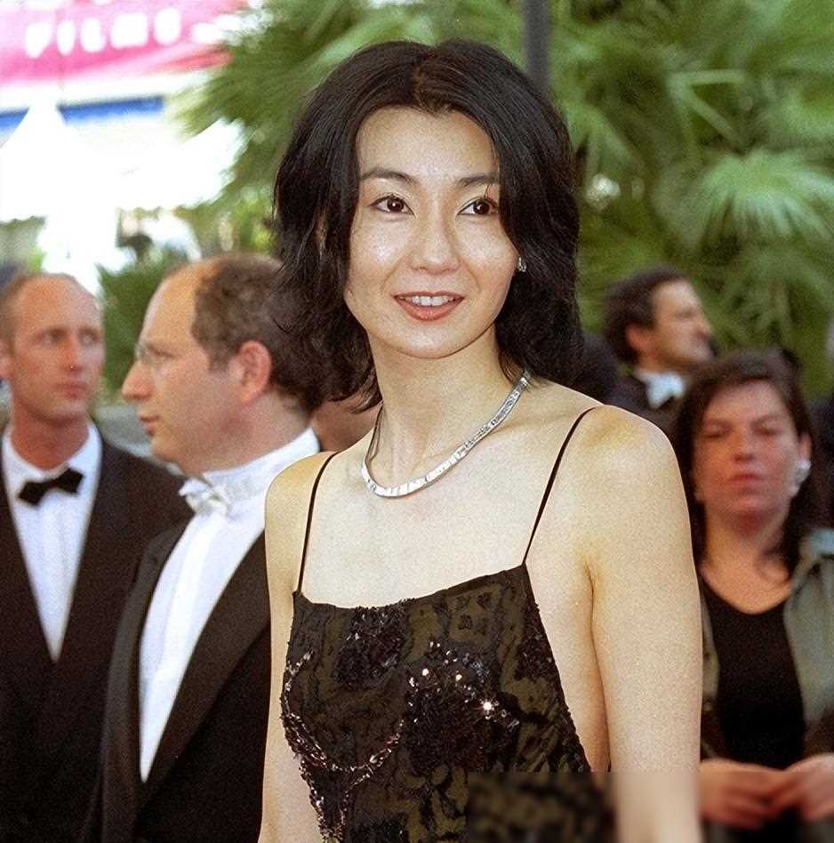 张曼玉低调看展被认出,无滤镜素颜曝光60岁真实状态,瘦成纸片