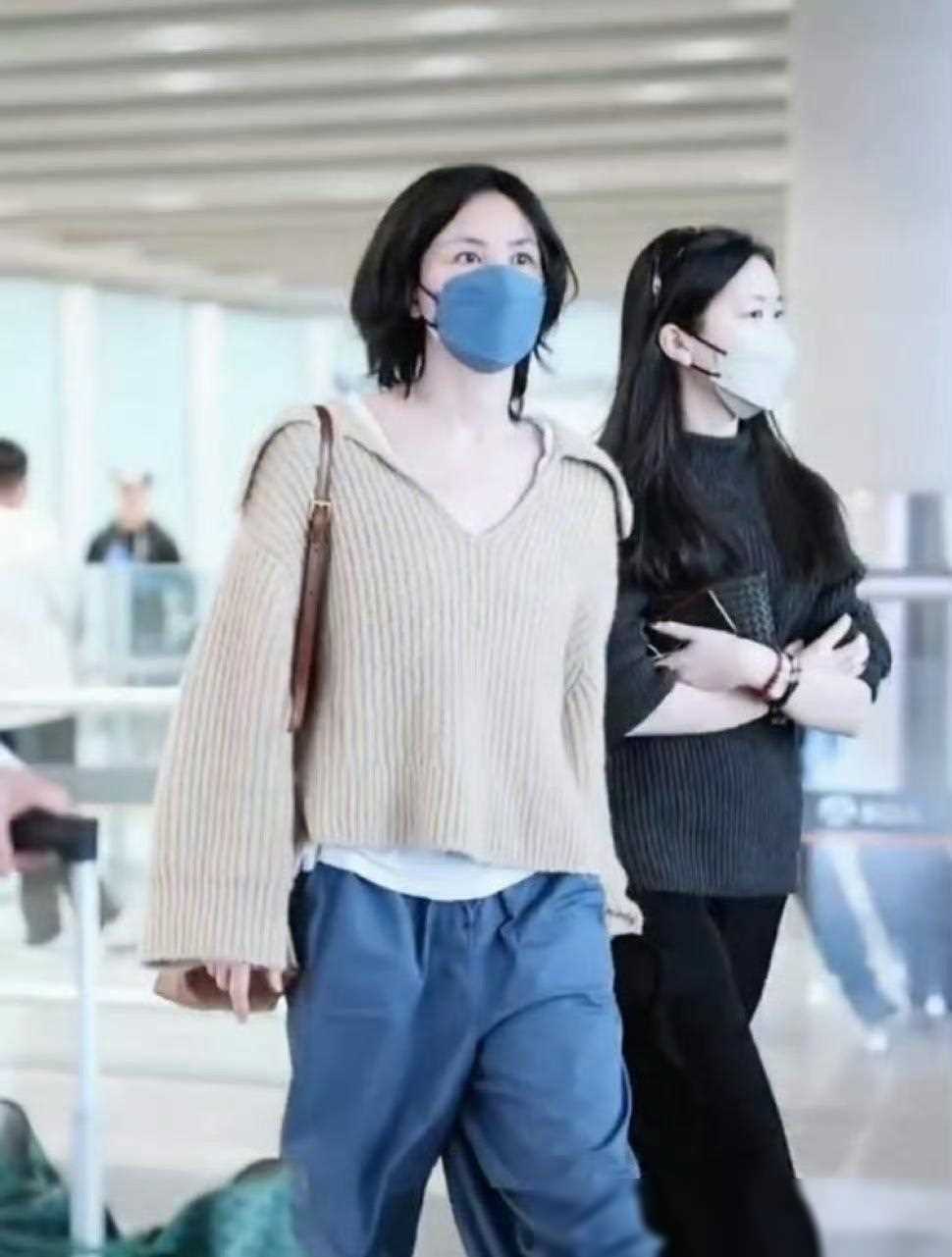 55岁王菲机场新照:穿百元平价款依旧气质高冷,李嫣近照大变样