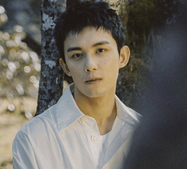 原创原创不刮胡子的吴磊man爆了小鲜肉变霸道总裁说不心动是假的