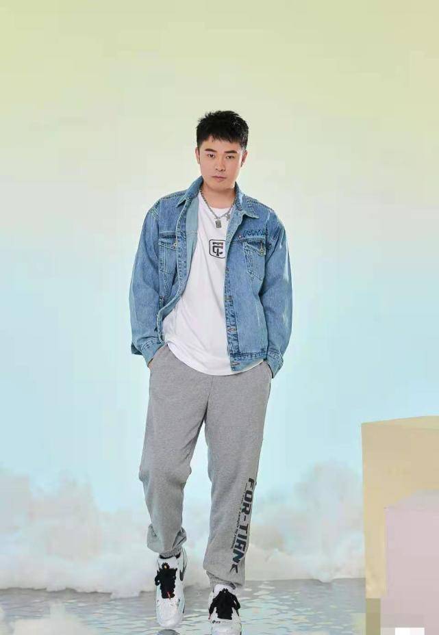 陈赫首次晒大女儿安安正脸照配文嘚瑟的安姐邓超评论哪有你嘚瑟