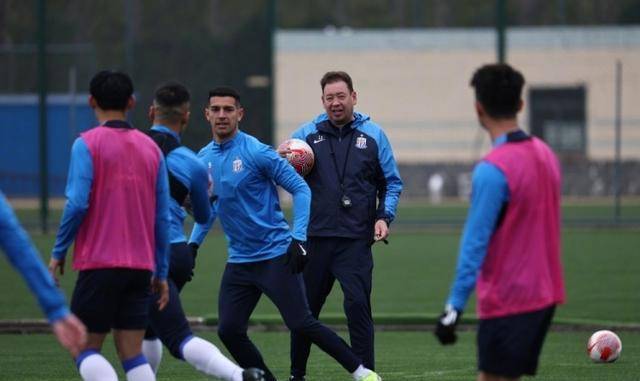 上海申花主帅太积极对球队非常用心本人一举动获称赞