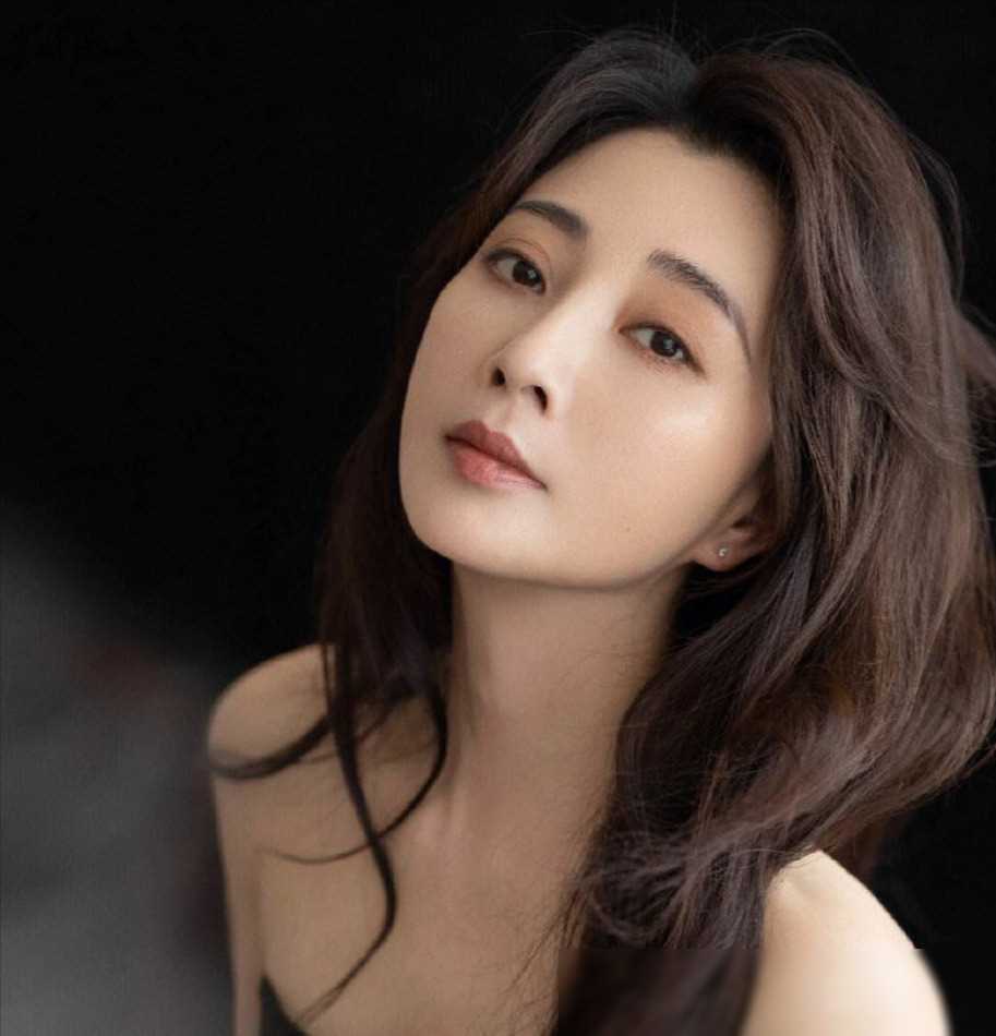 殷桃离婚14年单身照曝光与父母同框显孝顺