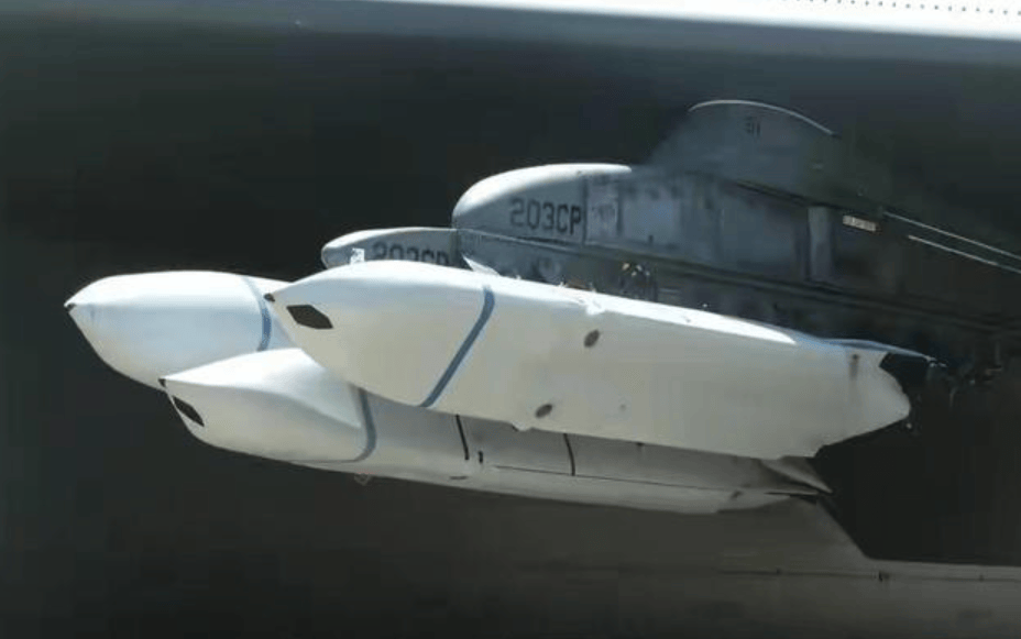 俄军亮出9吨重磅炸弹,泽连斯基:愿意和谈_俄罗斯_远程导弹_美国的