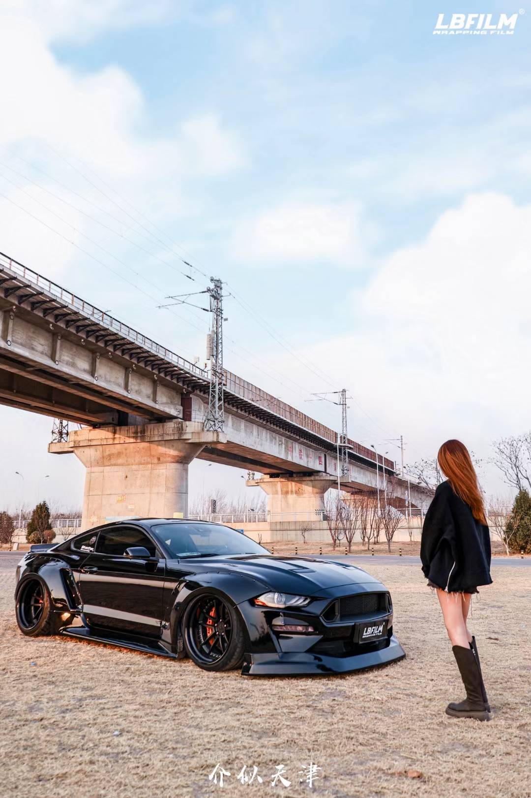 福特野马lb改色膜钢琴黑,独有流铸体工艺