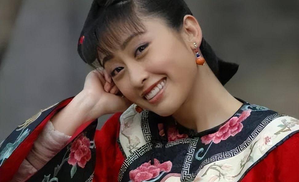 她11岁出道与大25岁的张铁林在一起,后嫁大23岁老戏骨,如今超幸福