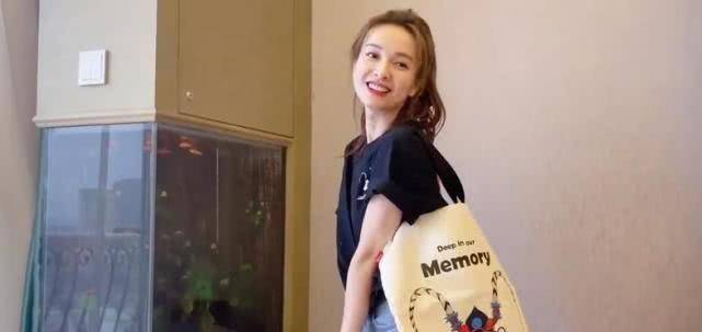 原创原创吴昕晒葫芦娃t恤手臂纤细惹人羡扎高马尾不输16岁少女