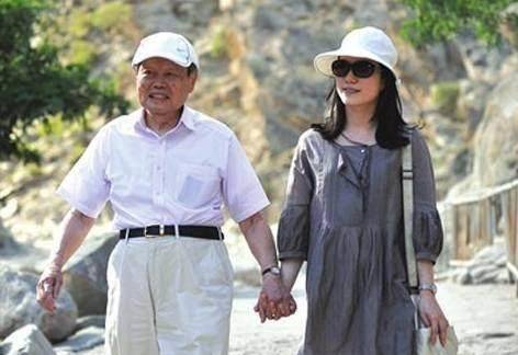 杨振宁的两段情缘82岁的杨振宁迎娶28岁的翁帆