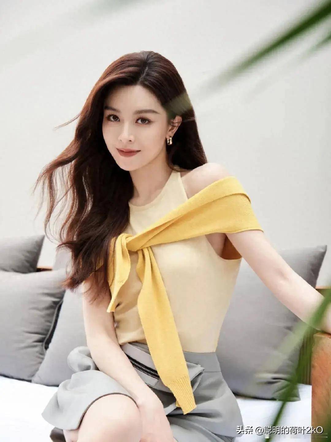 文咏珊背心短裙散发成熟女性韵味,优雅迷人,魅力四溢