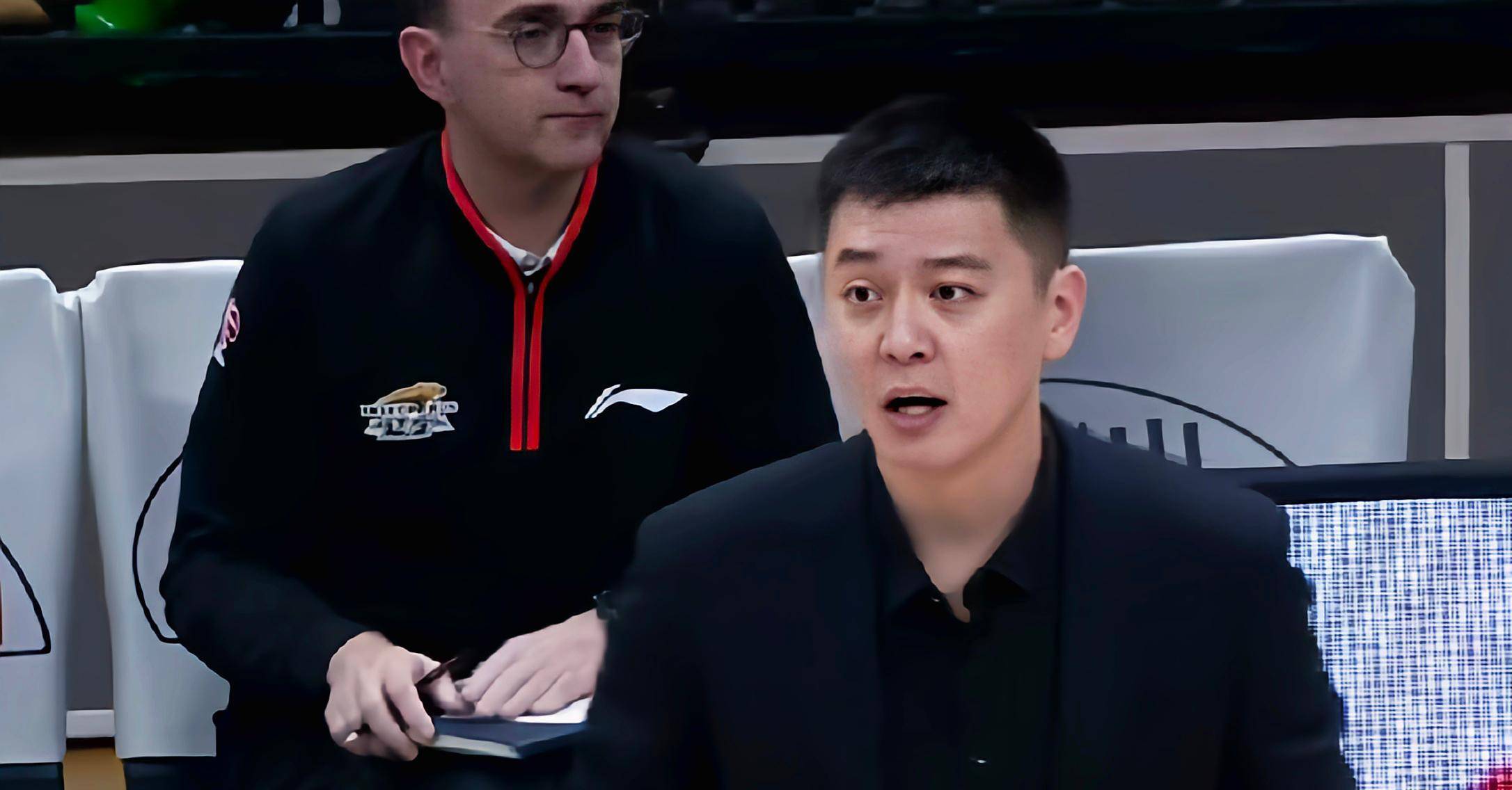 最明显的例子就是杨鸣执教时的主力轮换球员刘雁宇和周俊成,在洛佩兹