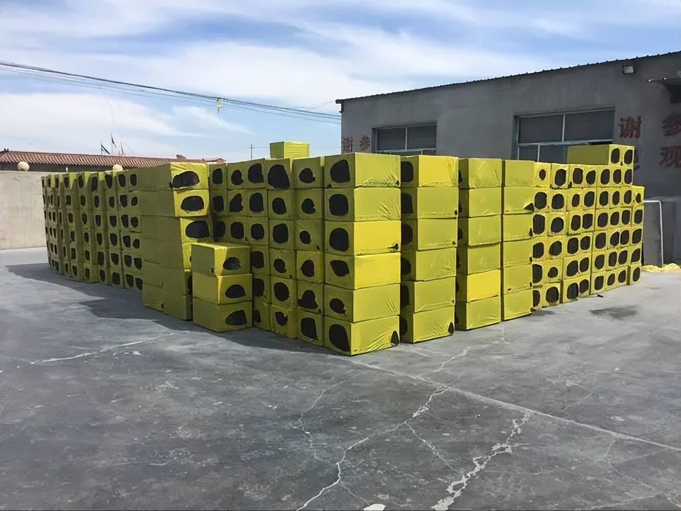 混凝土隔热板是一种集高效保温隔热与高强度支撑于一身的新型建筑材料