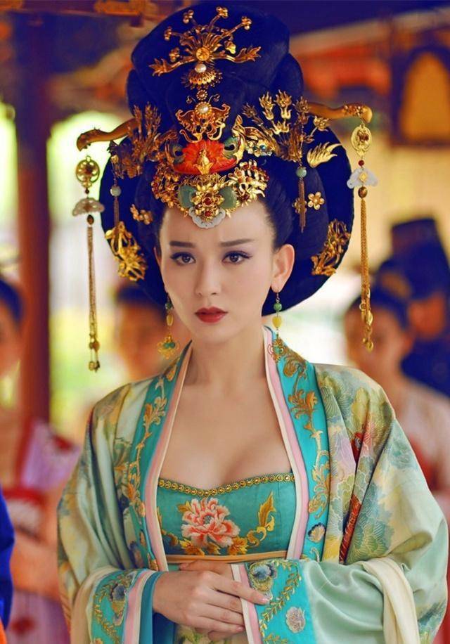 李治继位后作为他的原配王妃,王氏自然就成了皇后,一开始李治对待自己