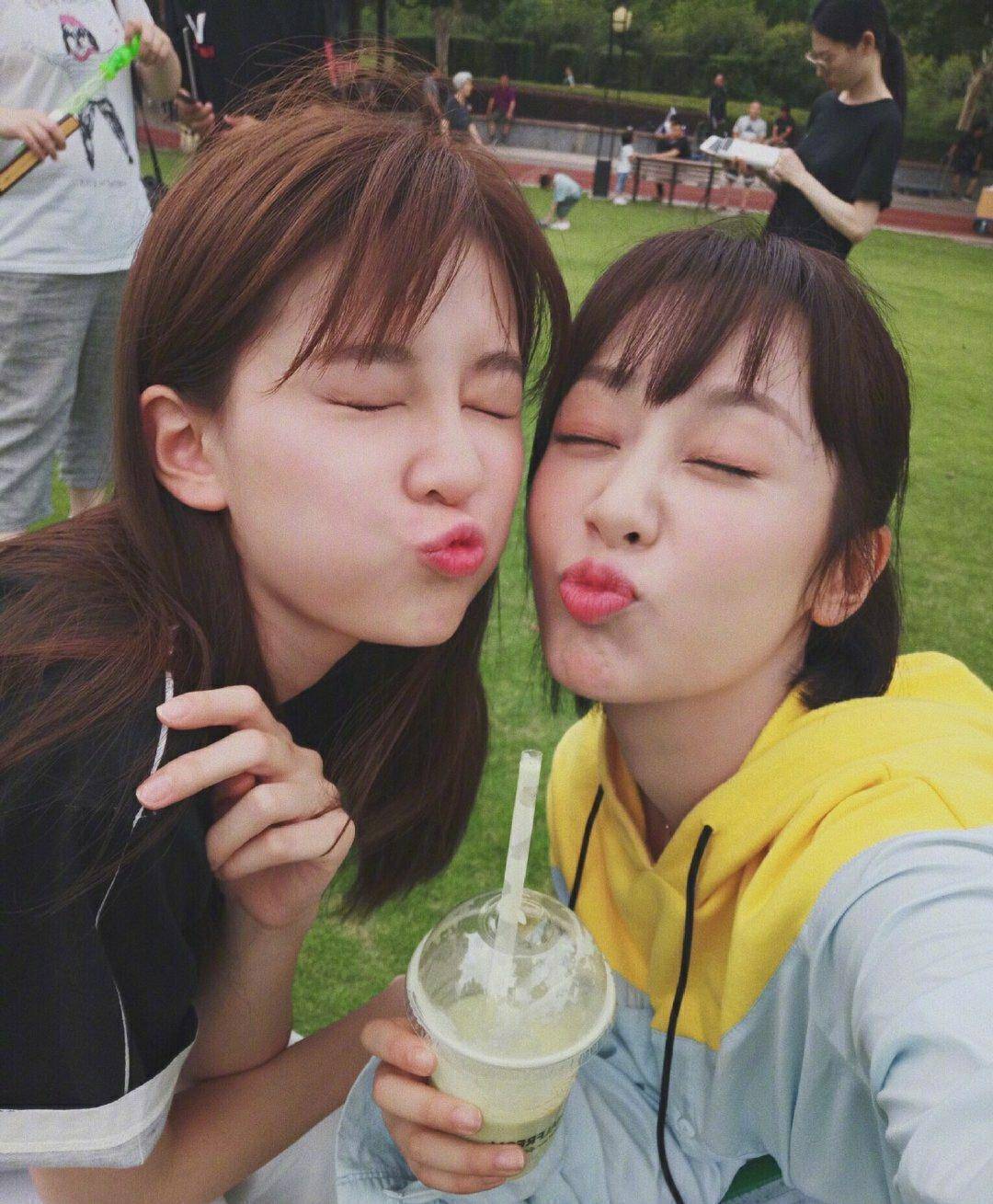 随后杨紫还晒出了乔欣的聊天截图,其中有这样一句话是这样写道的:我们