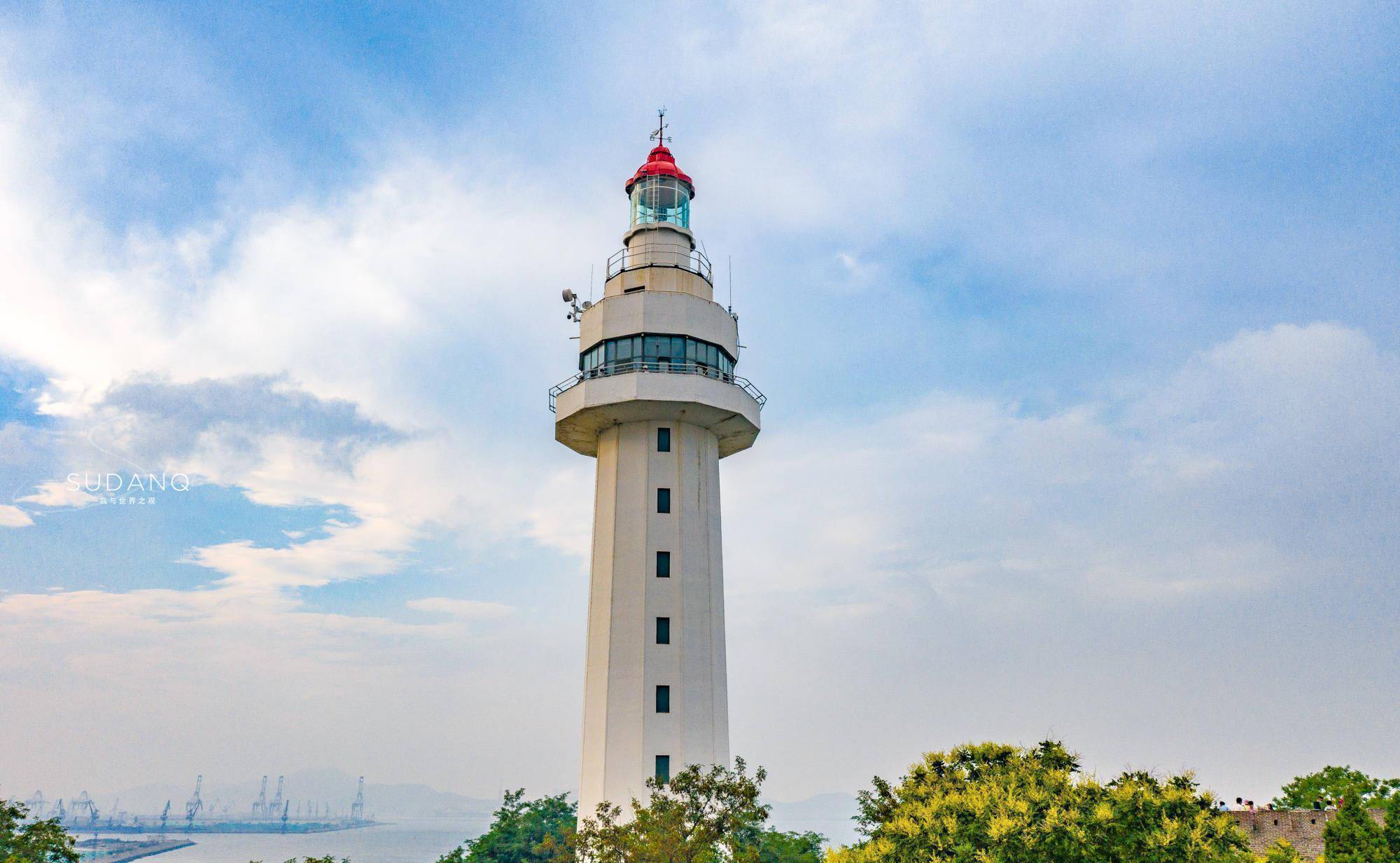 1986年,烟台海事监督局在原灯塔西侧新建一座城堡式灯塔