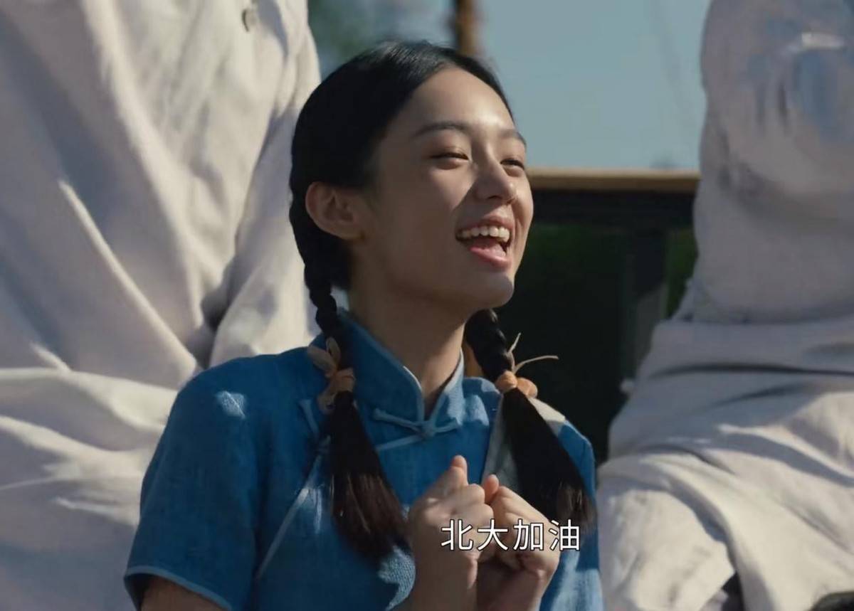 而历史剧向来都是王劲松的统治区,但他出演过《光荣与梦想》,《大决战