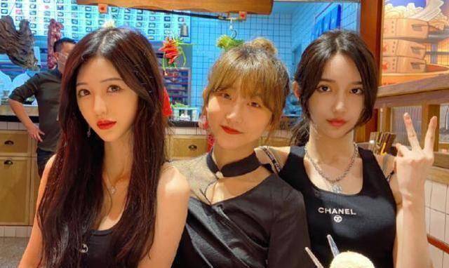 艾比终于找到对象了,脖子上草莓印明显,网友好奇是男的还是女的