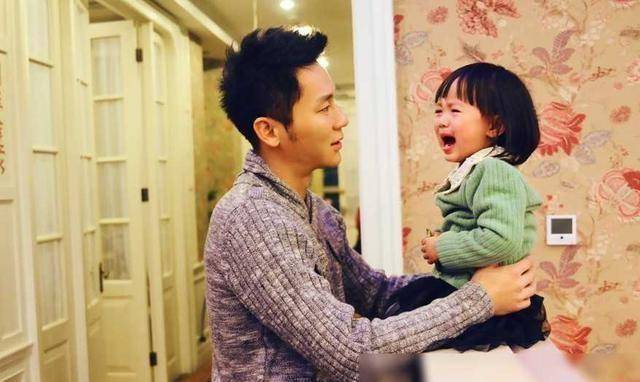 咱们可爱的跑男兼新爸爸李晨最近在上海被路人偷拍到啦!
