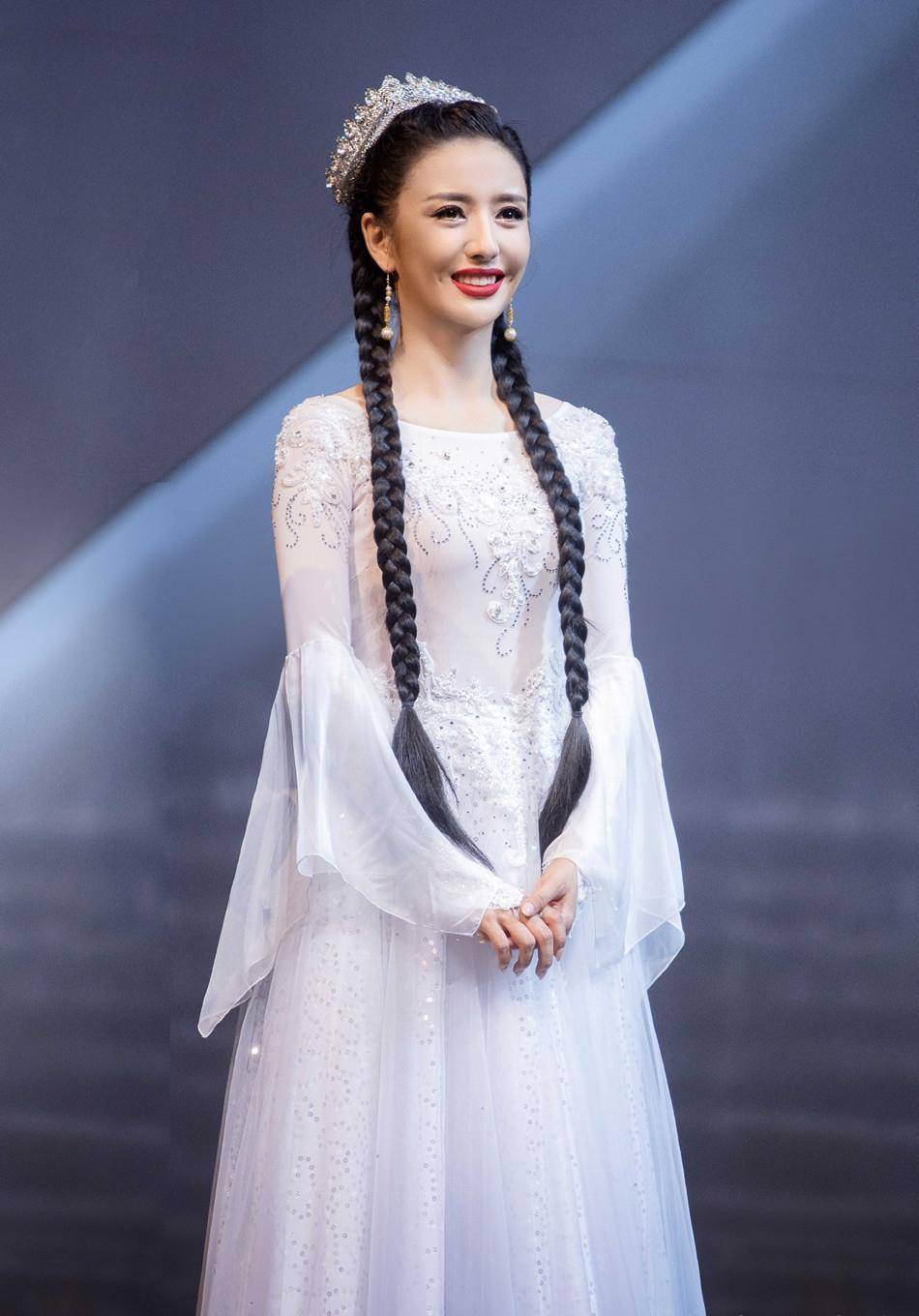 抹身材装算什么佟丽娅的扇子裙才厉害身材被勒得好紧致