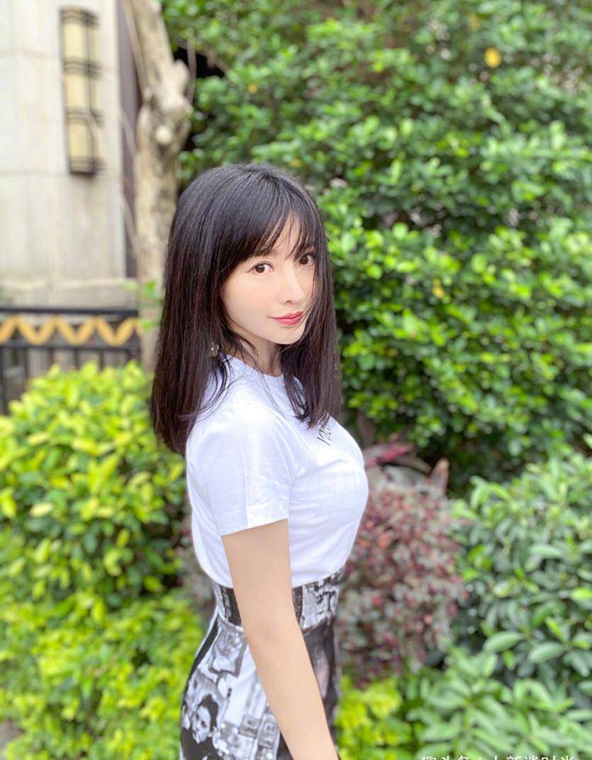 柳岩为秀身材真的拼了,束腰裤这么紧还硬塞,意外勒出"蚂蚁腰"